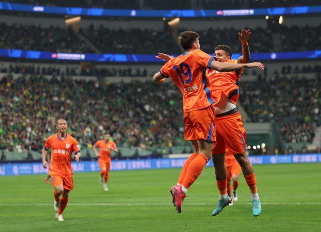 1746951135064084503.jpg (体育)(17)足球——中超:北京国安胜山东泰山XxjpseC007522_20250419_PEPFN0A001.jpg